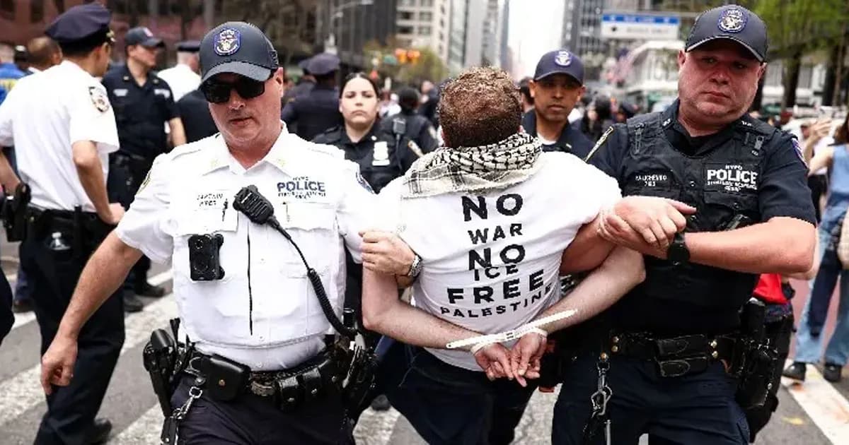 ইসরায়েলকে অস্ত্র দেওয়ায় নিউইয়র্কে বিক্ষোভ, আটক ১০০