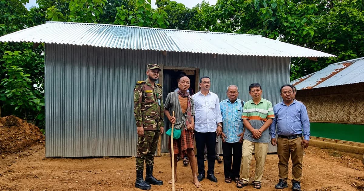 টানা বর্ষণে ঘর হারানো বৃদ্ধকে নতুন ঘর উপহার দিল মাটিরাঙ্গা জোন