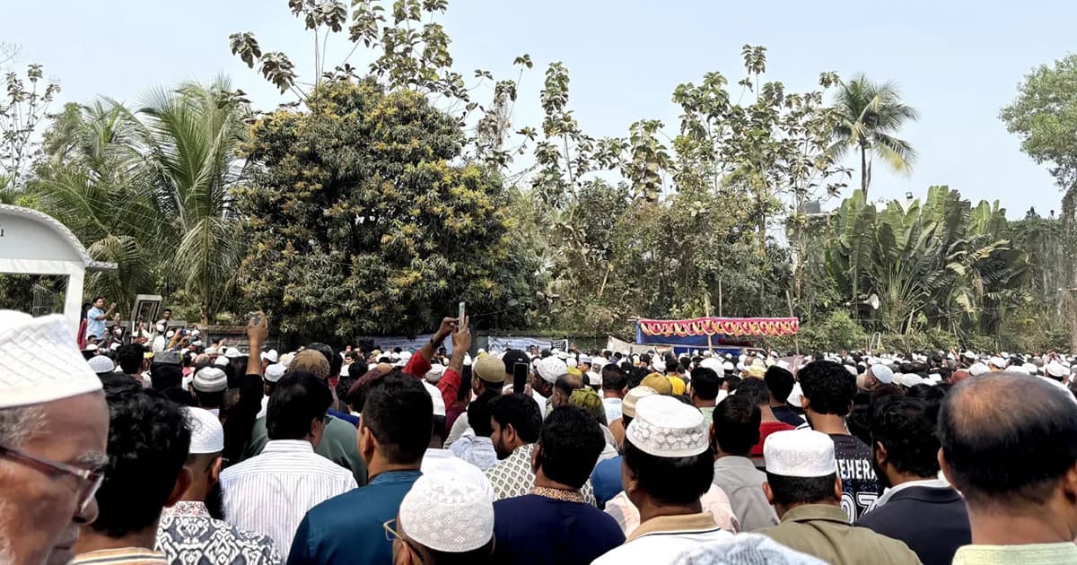 জয়নুল আবদিন ফারুকের স্ত্রীর জানাজায় জনতার ঢল