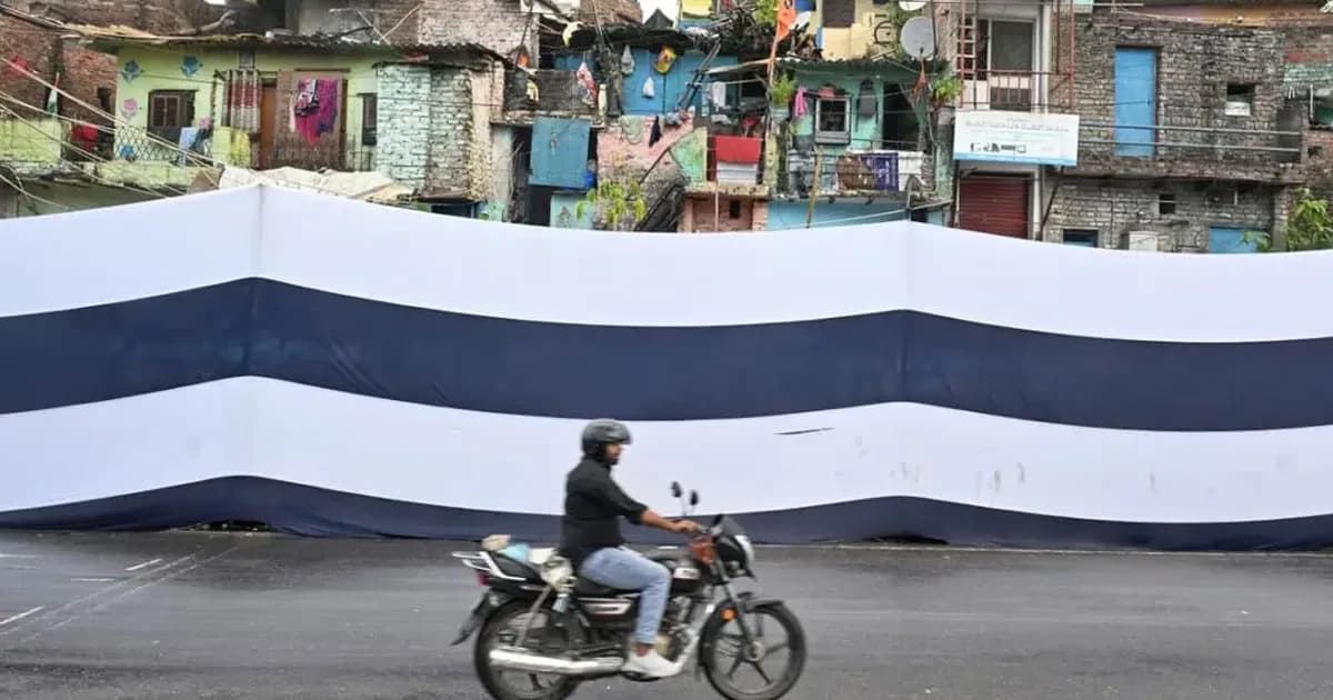 বিশ্বনেতাদের চোখ এড়াতে নয়াদিল্লিতে কাপড় দিয়ে ঢেকে দেওয়া হলো বস্তি
