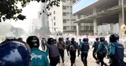 লাঠিপেটার পর মোবাইল ব্যবসায়ীরা সড়ক ছাড়লেন