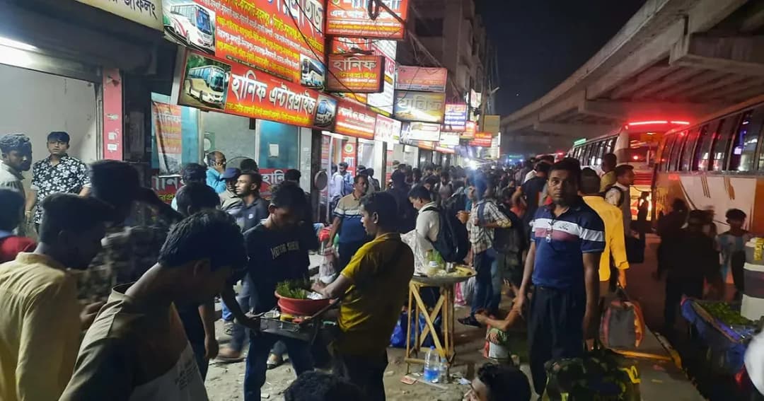 বাস সংকট ও অতিরিক্ত ভাড়ায় আব্দুল্লাহপুরে বিপাকে ঘরমুখো মানুষ