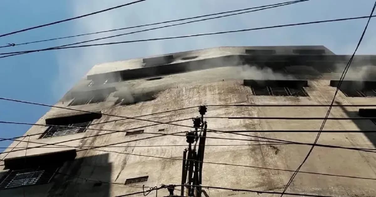 চকবাজারে অগ্নিকাণ্ডের ২১ ঘণ্টা পরও ধোঁয়া, ভেঙে পড়ছে ভবনের কাচ