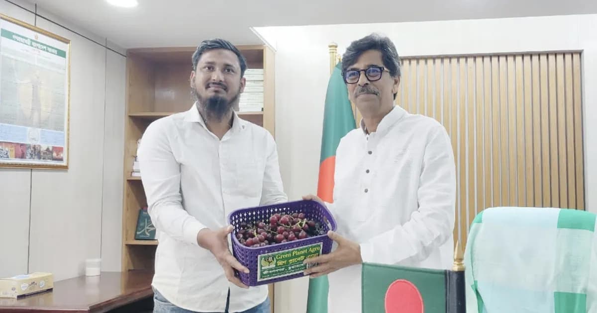 কৃষিমন্ত্রীর হাতে সীডলেস আঙ্গুর ফল তুলে দিলেন জীবননগরের উদ্যোক্তা
