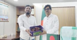 কৃষিমন্ত্রীর হাতে সীডলেস আঙ্গুর ফল তুলে দিলেন জীবননগরের উদ্যোক্তা