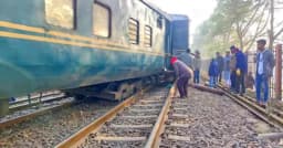 দীর্ঘ ৯ ঘণ্টা পর তিন রুটে ট্রেন চলাচল স্বাভাবিক