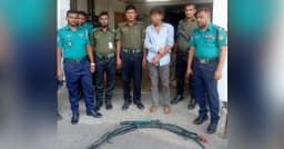 গাজীপুরে বৈদ্যুতিক তার চুরি করতে গিয়ে আনসার সদস্যদের হাতে যুবক আটক