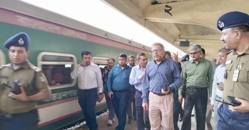 ঈদযাত্রার প্রথম দিনে কমলাপুরে স্বস্তি, কম ছিল যাত্রীর চাপ