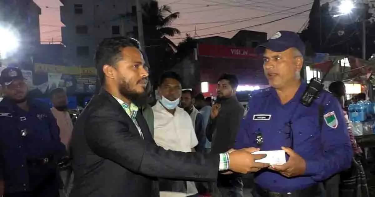 শেখ হাসিনার ফাঁসির রায়ে পুলিশ ও জনতাকে মিষ্টি খাওয়ালেন জুলাই যোদ্ধারা