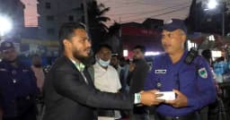 শেখ হাসিনার ফাঁসির রায়ে পুলিশ ও জনতাকে মিষ্টি খাওয়ালেন জুলাই যোদ্ধারা