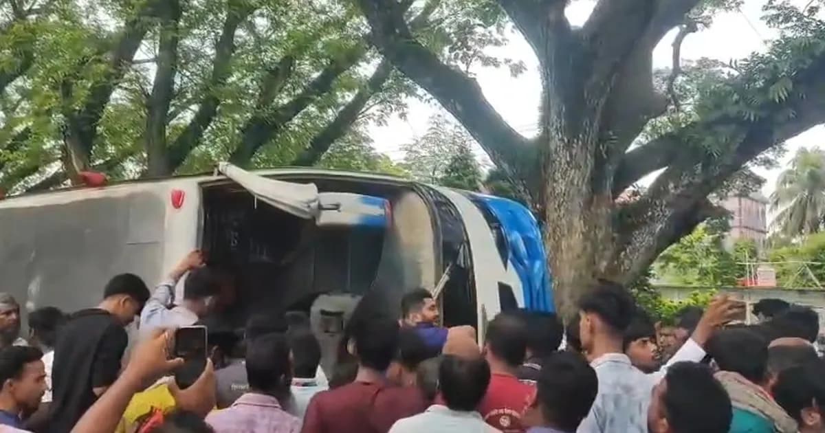 চুয়াডাঙ্গায় বাস উল্টে নারী-শিশুসহ আহত অন্তত ১৯ জন