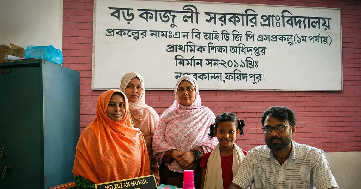 পেটের দায়ে ঢাকার পথে কেয়া-আয়শা, থেমে গেল স্কুলজীবন
