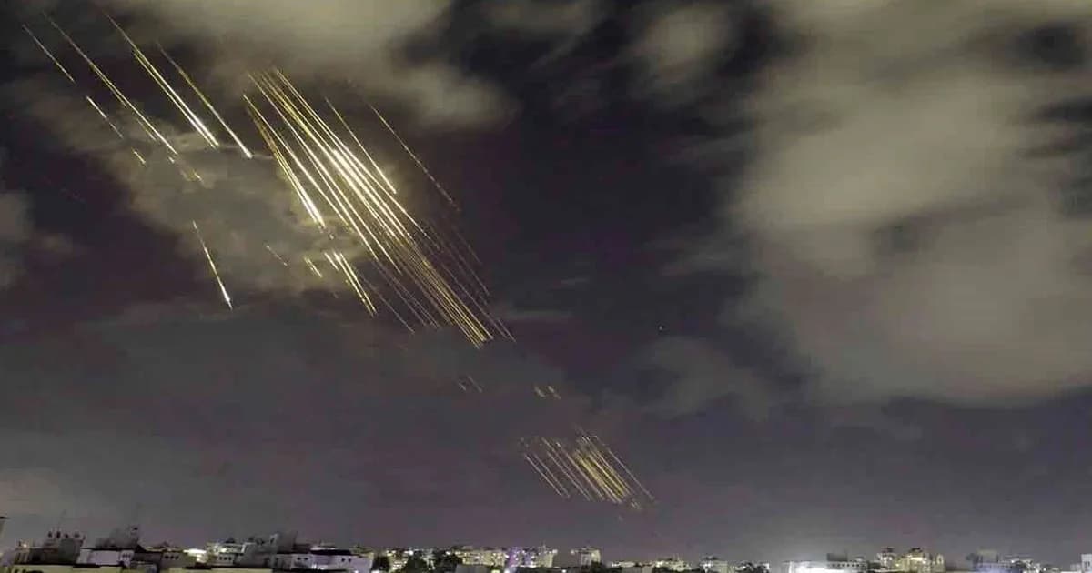 ইসরায়েলের আকাশজুড়ে আগুন, ক্লাস্টার বোমা হামলা চালিয়েছে ইরান