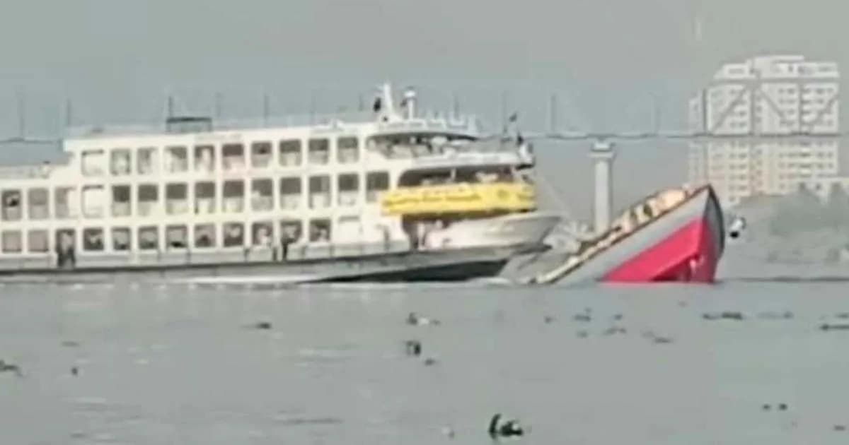 যাত্রীবাহী লঞ্চের ধাক্কায় বালুবাহী বাল্কহেড ডুবি