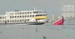 যাত্রীবাহী লঞ্চের ধাক্কায় বালুবাহী বাল্কহেড ডুবি