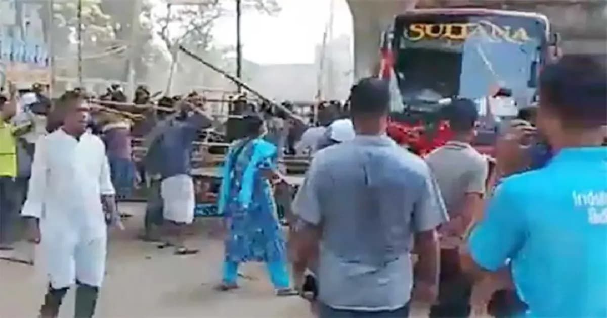 আশুলিয়ায় উচ্ছেদ অভিযানে হকারদের বাধার মুখে আইনশৃঙ্খলা বাহিনী