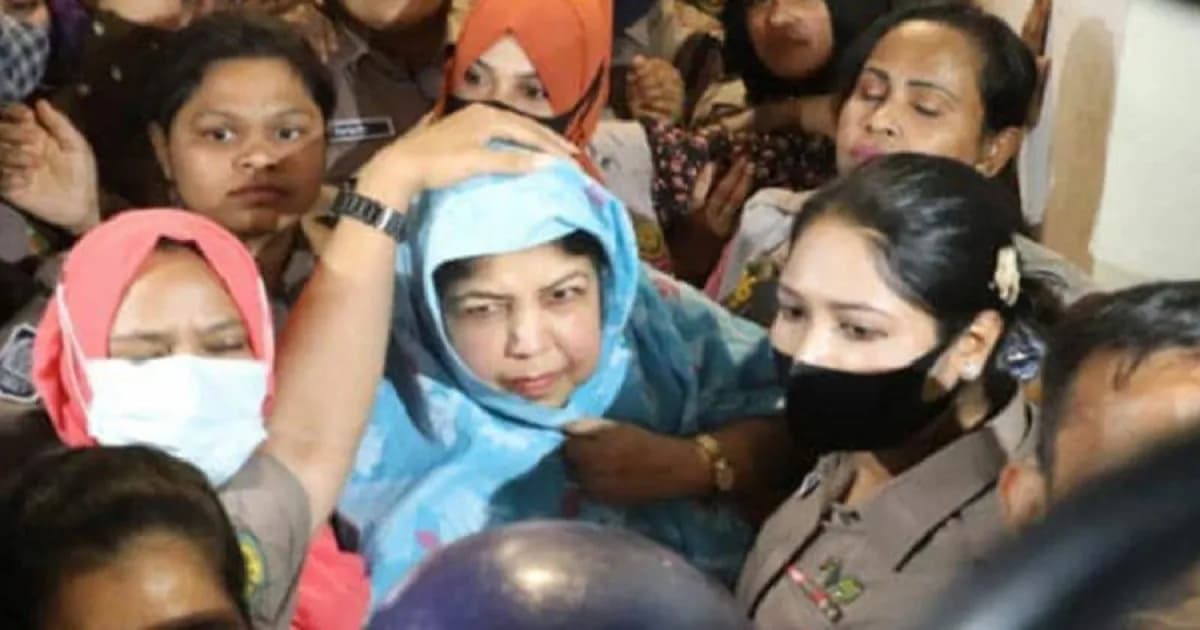 আদালতে ধাক্কাধাক্কির মধ্যে সিঁড়ি থেকে পড়ে গেলেন শিরীন শারমিন