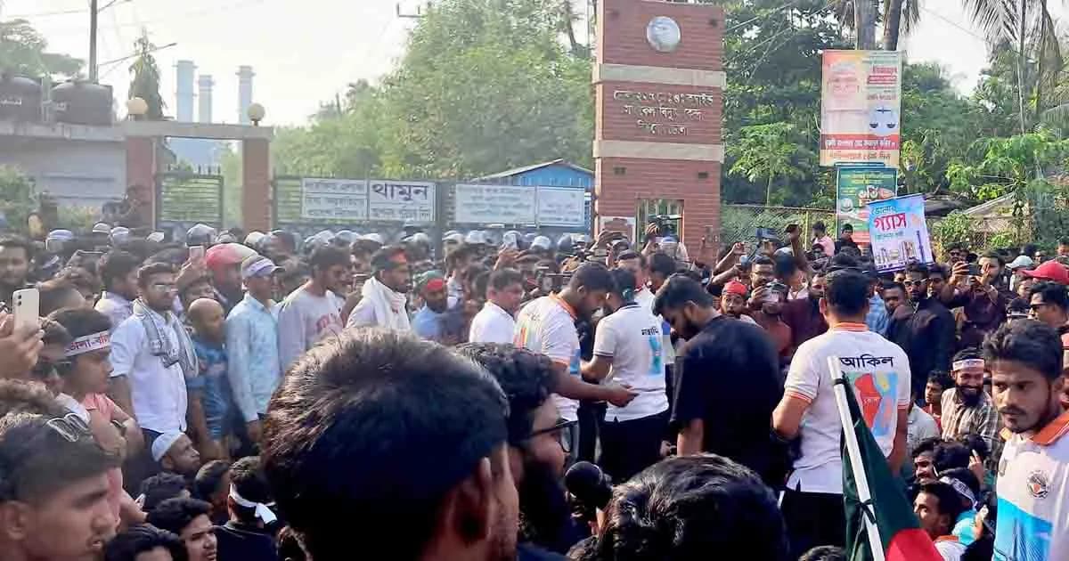 বিদ্যুৎ কেন্দ্রের মূলফটকে তালা, ইউএনও-ওসিসহ অবরুদ্ধ কর্মকর্তারা