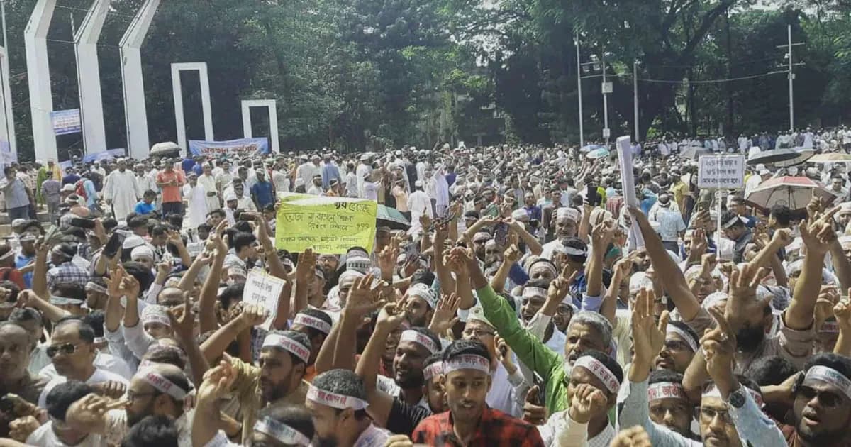 ‘মার্চ টু সচিবালয়’ কর্মসূচিতে অংশ নিতে শহীদ মিনারে হাজারো শিক্ষক