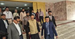 সরানোর খবরে কেন্দ্রীয় ব্যাংক ত্যাগ করলেন গভর্নর