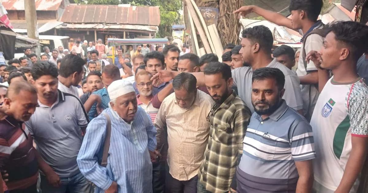 বরিশালে অগ্নিকাণ্ডে ক্ষতিগ্রস্ত ব্যবসায়ীদের পাশে দাঁড়ালেন সরফুদ্দিন আহমেদ সান্টু