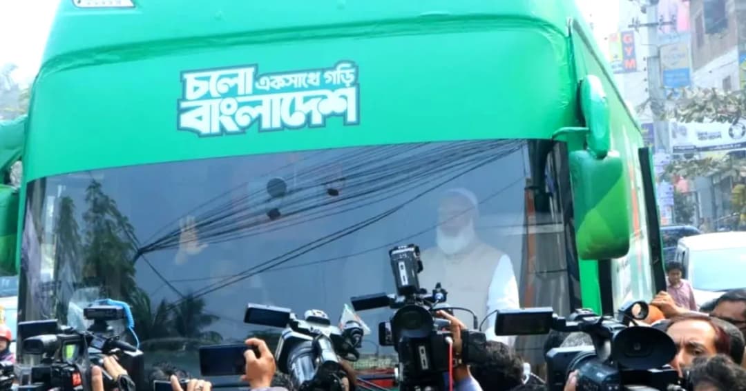 এবার সবুজ বাসে নির্বাচনী প্রচারণা শুরু করলেন জামায়াত আমির