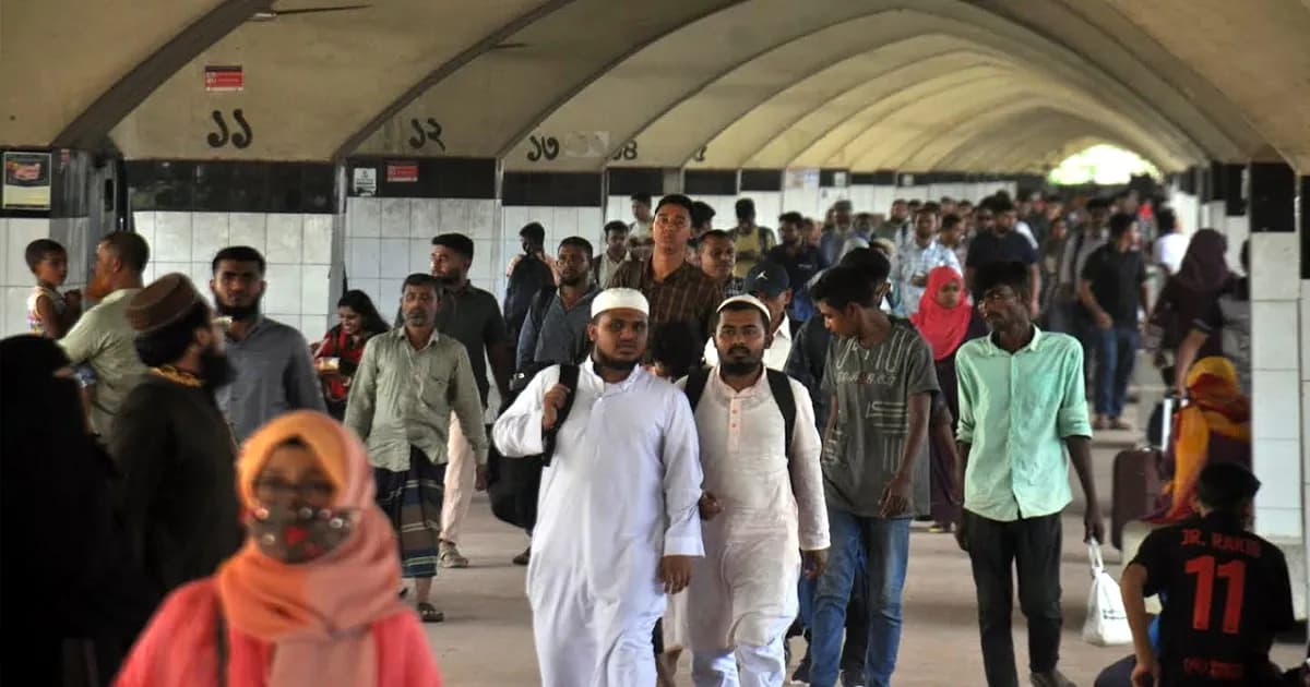 পূজার ছুটি শেষে ঢাকায় ফিরছে কর্মজীবীরা, প্রাণ ফিরছে রাজধানীতে