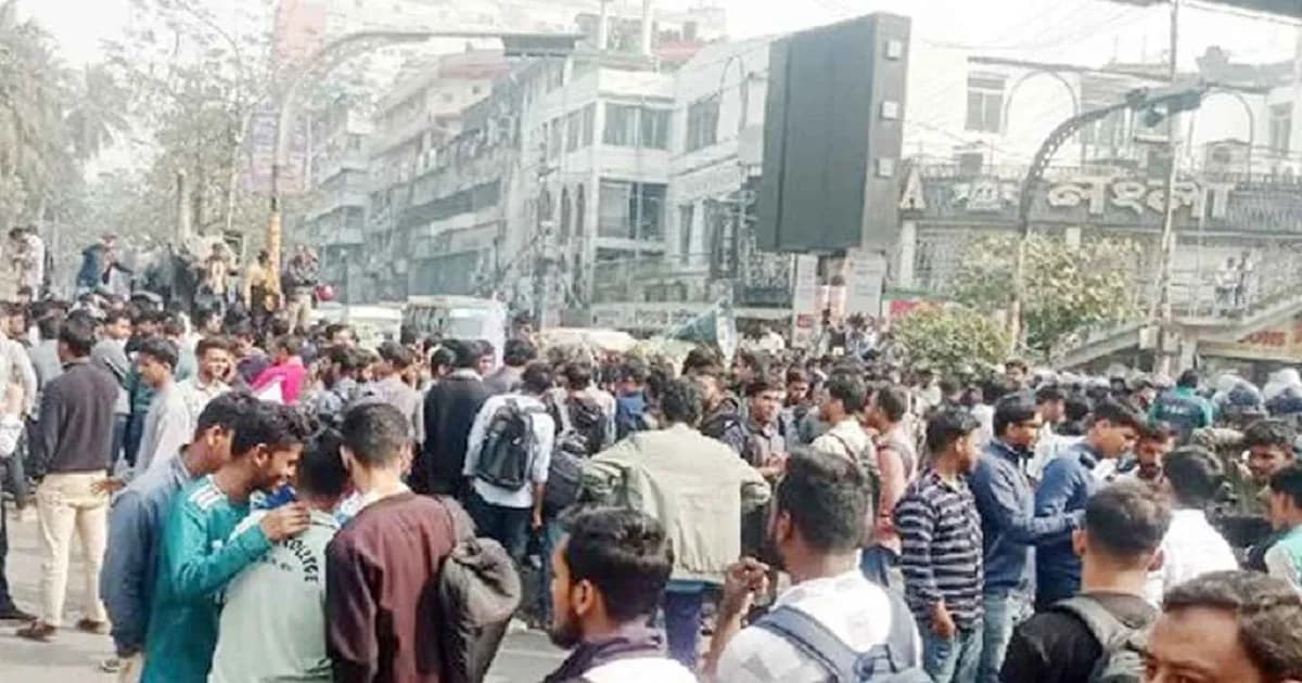 আজও সায়েন্সল্যাবে সড়ক অবরোধ শিক্ষার্থীদের, বন্ধ যান চলাচল