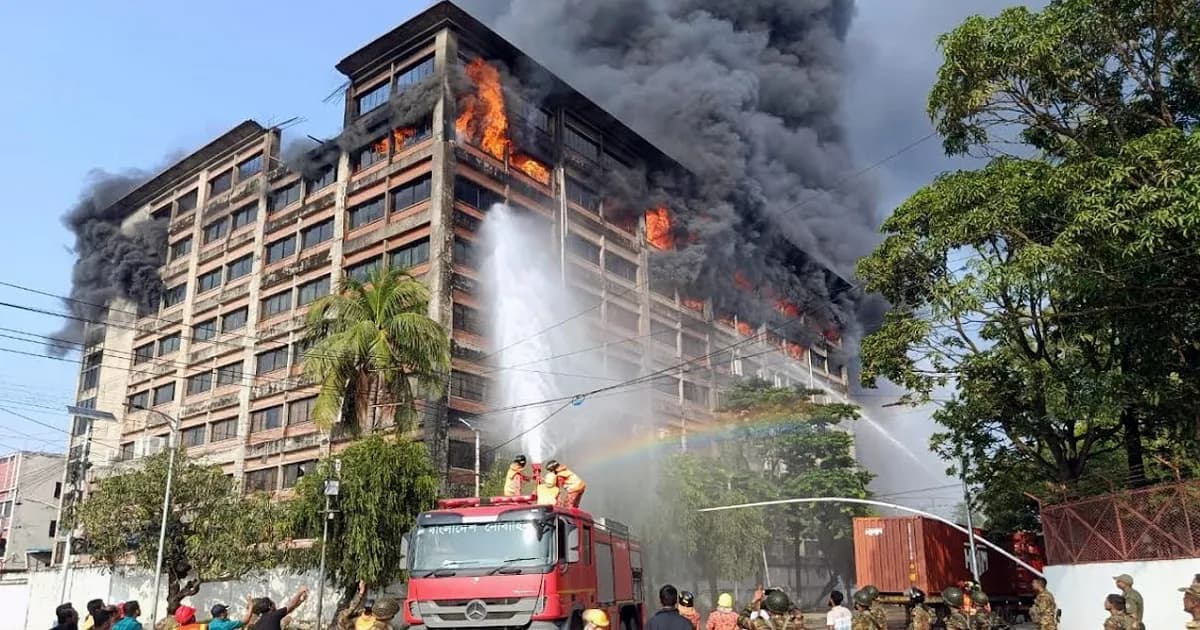 ভবন ধসের আশঙ্কা, নিয়ন্ত্রণে হিমশিম ফায়ার সার্ভিস