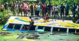 বরিশালে বাস নিয়ন্ত্রণ হারিয়ে পুকুরে, নিহত ১ আহত ১০ জন