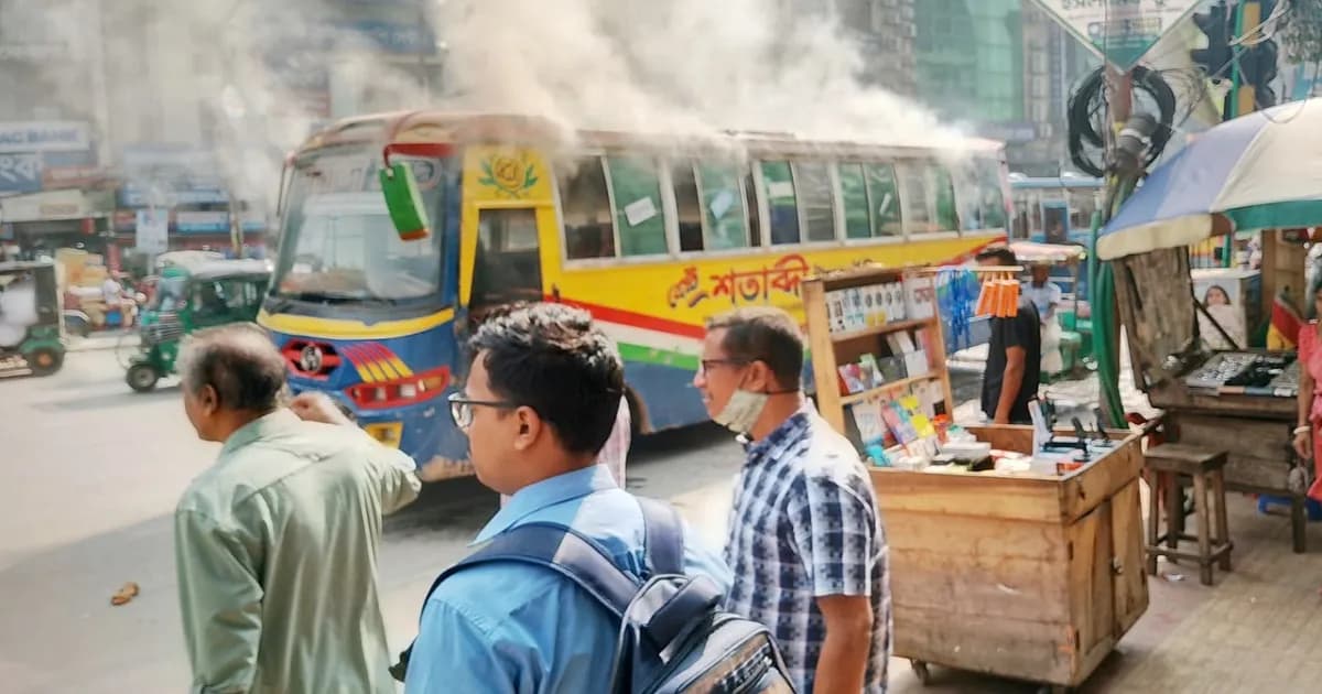 রাজধানীর মিরপুরে বাসে আগুন