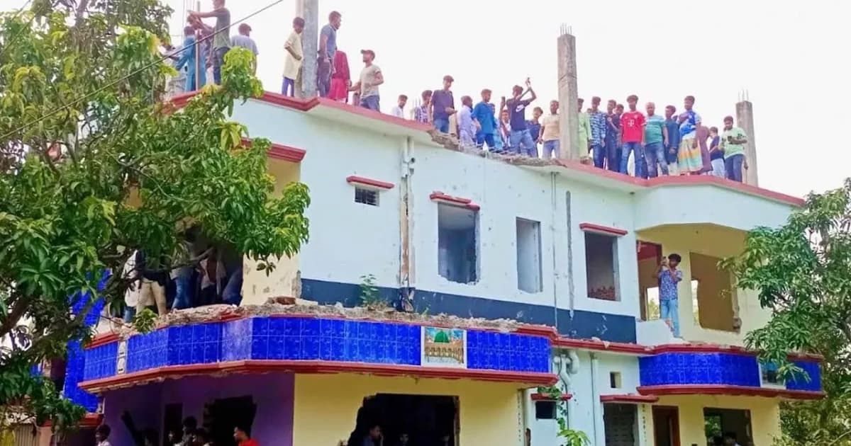 ১০ বছরের শিশুকে ধর্ষণের পর হত্যা, অভিযুক্তের বাড়ি ভাঙলো জনতা