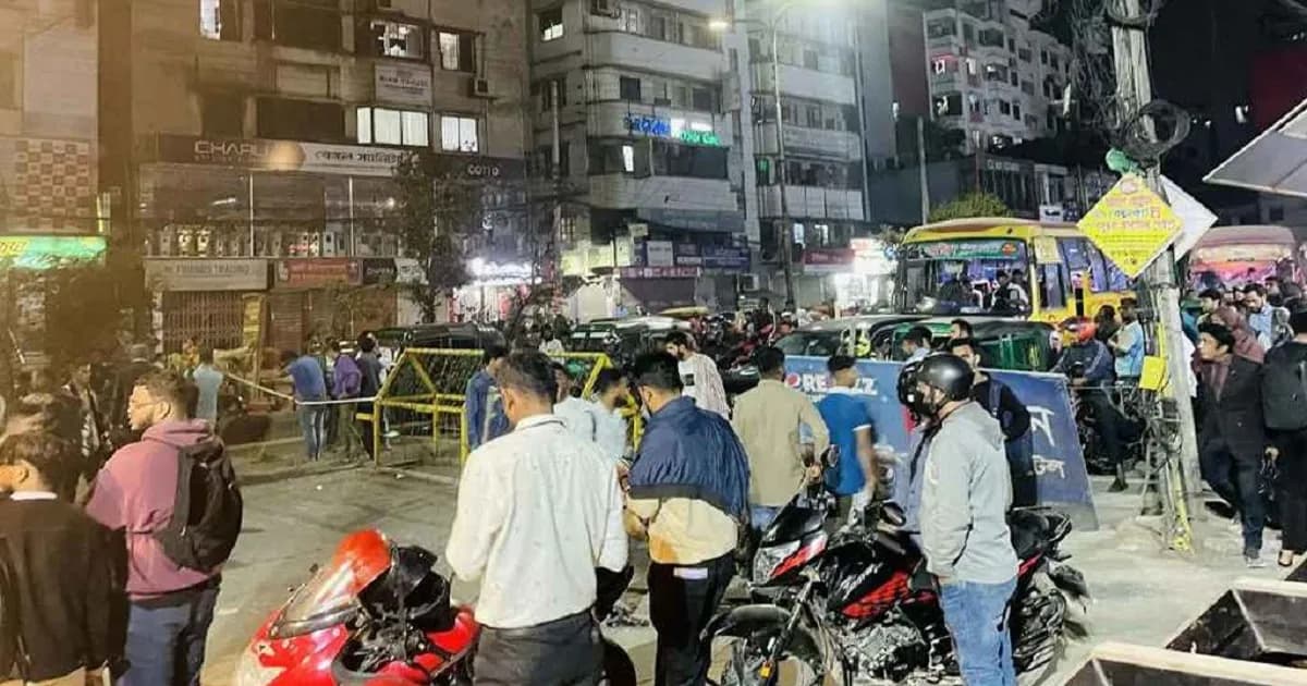 ঢাকায় মোবাইল ব্যবসায়ীদের সড়ক অবরোধ, যানজট চরমে