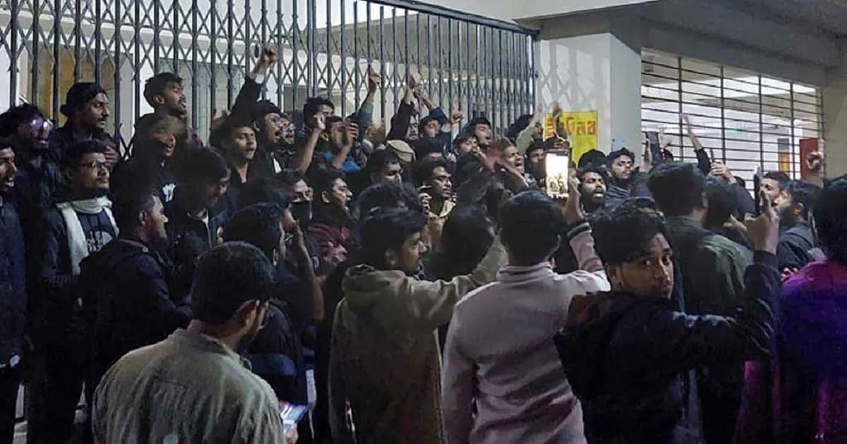 শাবিপ্রবিতে গভীর রাতে শিক্ষার্থীদের বিক্ষোভ, উত্তাল ক্যাম্পাস