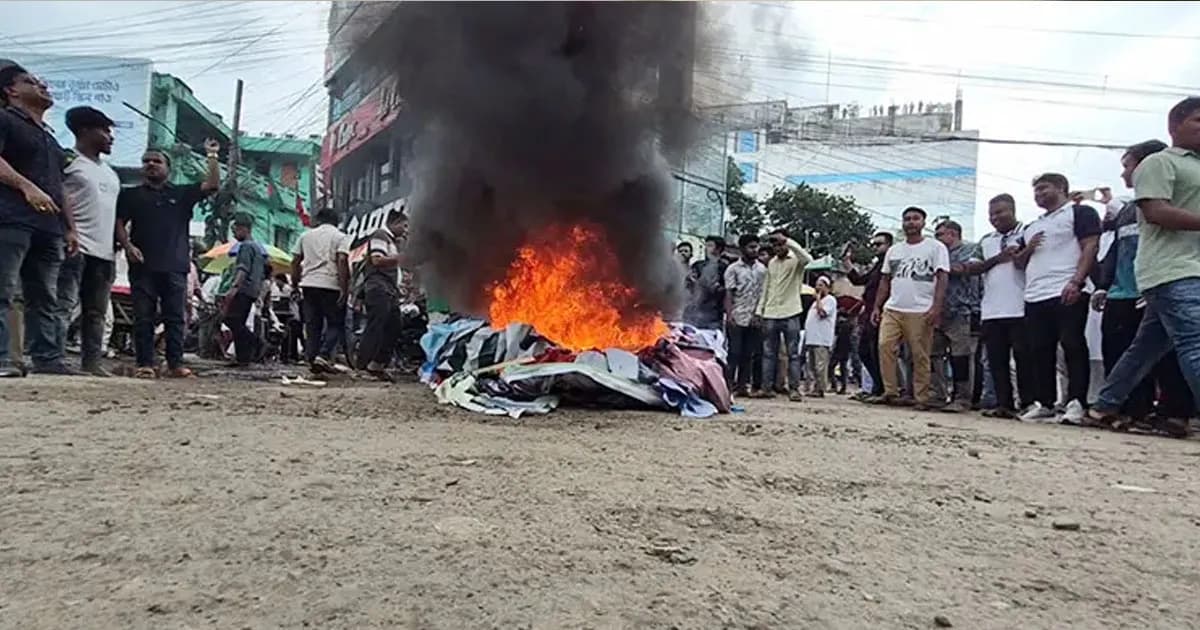 বগুড়ায় এনসিপির ব্যানার পুড়িয়ে ছাত্রদলের বিক্ষোভ