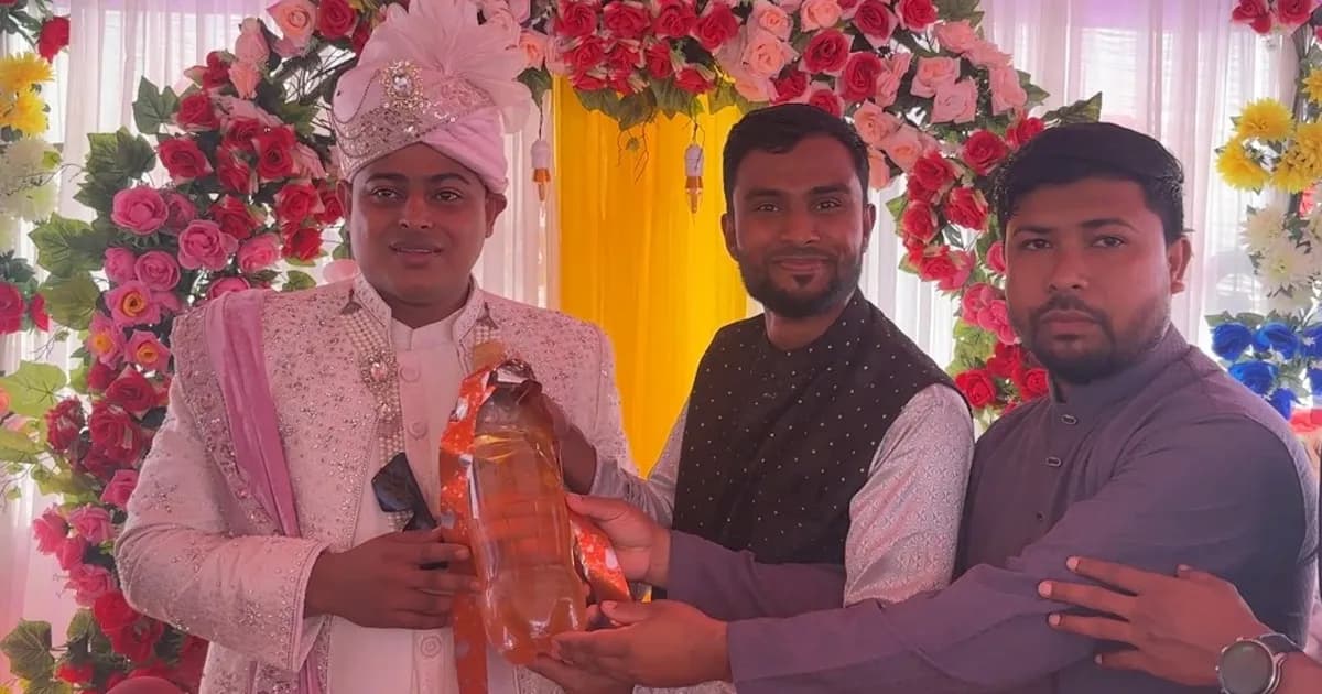 জ্বালানি সংকটে বন্ধুর বিয়েতে ব্যতিক্রমী উপহার ২ লিটার অকটেন