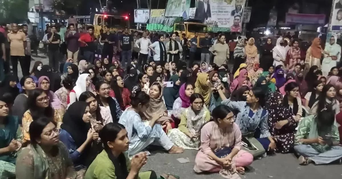 পুরান ঢাকার তাঁতিবাজারে জবি শিক্ষার্থীদের সড়ক অবরোধ