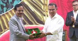 হানিফ সংকেতের হাতে স্বাধীনতা পুরস্কার তুলে দিলেন প্রধানমন্ত্রী