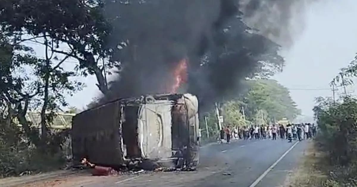 মহাসড়কে চলন্ত বাসে আগুন, নিহত ৪