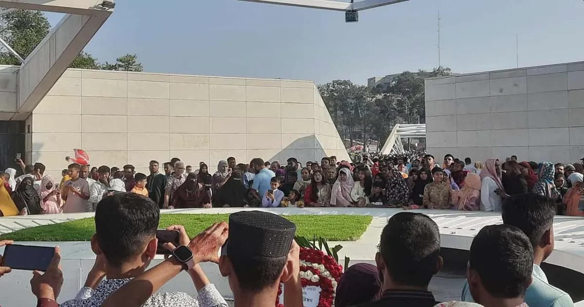 ঈদের দ্বিতীয় দিনে জিয়া উদ্যানে মানুষের উপচে পড়া ভিড়