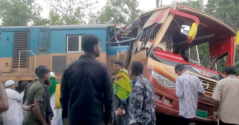 কুমিল্লায় বাস–ট্রেন সংঘর্ষ: নিহতদের পরিবারকে ১ লাখ টাকা দেবে রেল