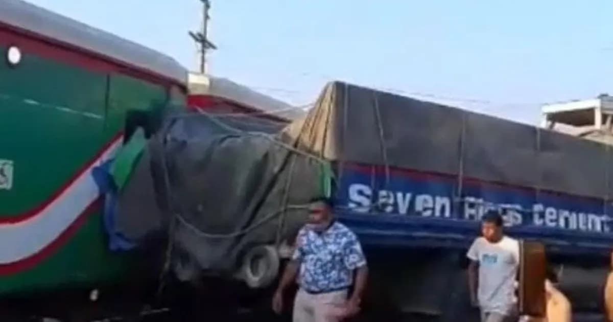 গাজীপুরে কক্সবাজারগামী পর্যটকবাহী ট্রেনের সঙ্গে ট্রাকের সংঘর্ষ