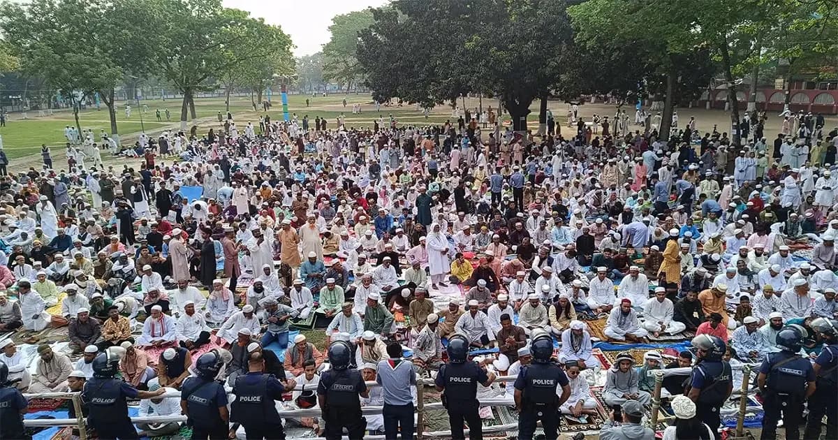 ঐতিহ্যবাহী শোলাকিয়া ঈদগাহ ময়দানে ভোর থেকেই মুসল্লিদের ঢল