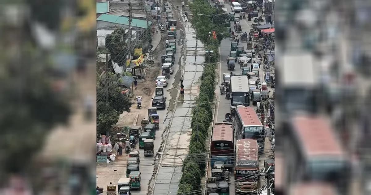 অসময়ে সওজের সড়ক সংস্কারের ধুম, বগুড়ায় যানজটে নাকাল শহরবাসী
