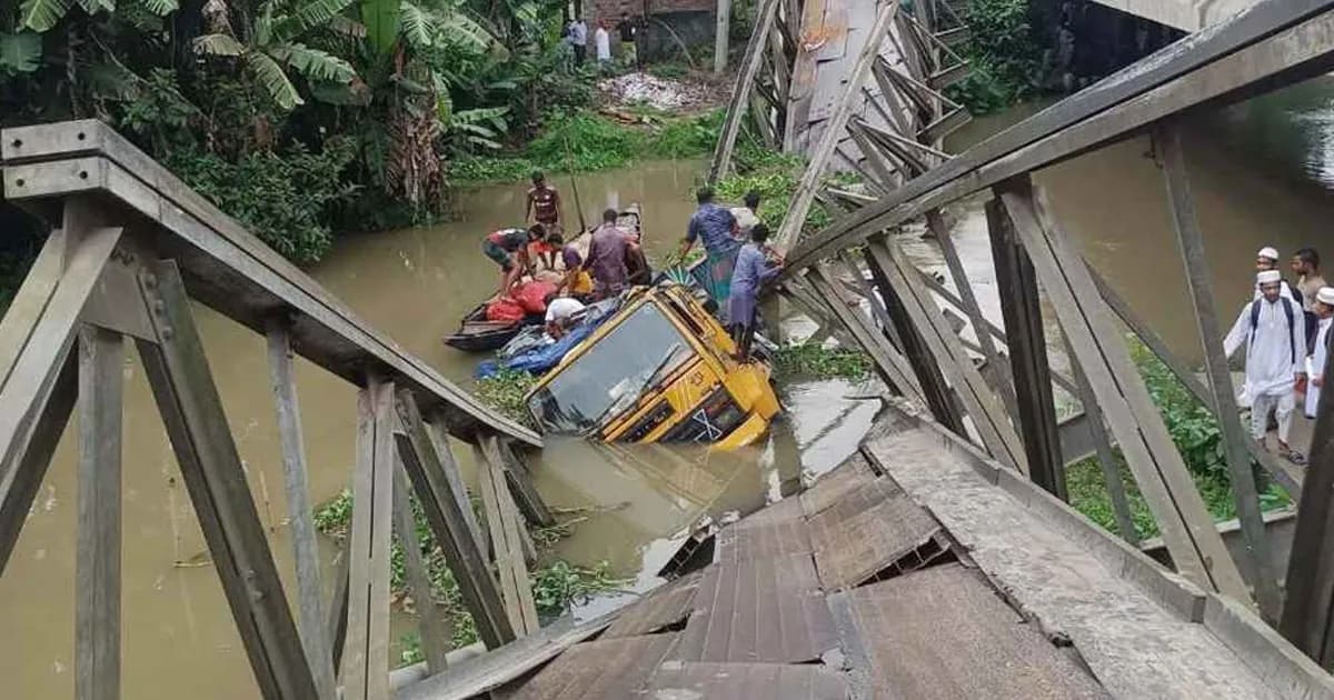 বেইলি ব্রিজ ধসে ঢাকা-পাথরঘাটা সড়কে যান চলাচল বন্ধ