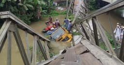 বেইলি ব্রিজ ধসে ঢাকা-পাথরঘাটা সড়কে যান চলাচল বন্ধ
