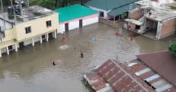 ২৪ ঘণ্টায়ও কাটেনি জলাবদ্ধতা, পানিতে আটকা হাজারো মানুষ