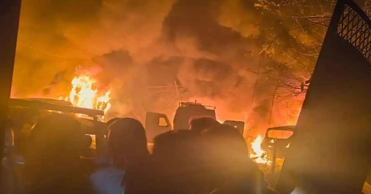 কলকাতায় ভয়াবহ আগুন, নিয়ন্ত্রণে ফায়ার সার্ভিসের ২১ ইউনিট