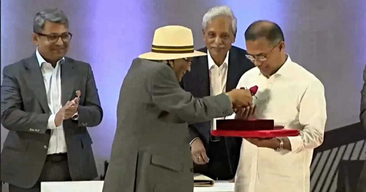 প্রধানমন্ত্রী তারেক রহমানকে লাল গোলাপ উপহার দিলেন শফিক রেহমান