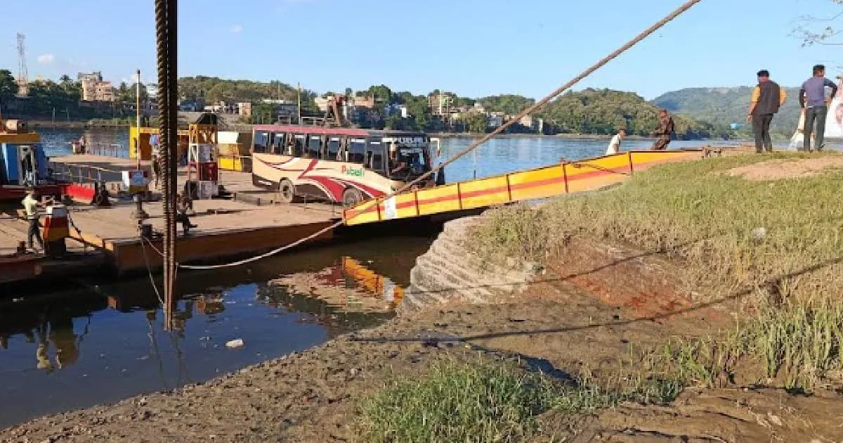 চন্দ্রঘোনা ফেরীঘাটে যান চলাচলে দুর্ভোগ